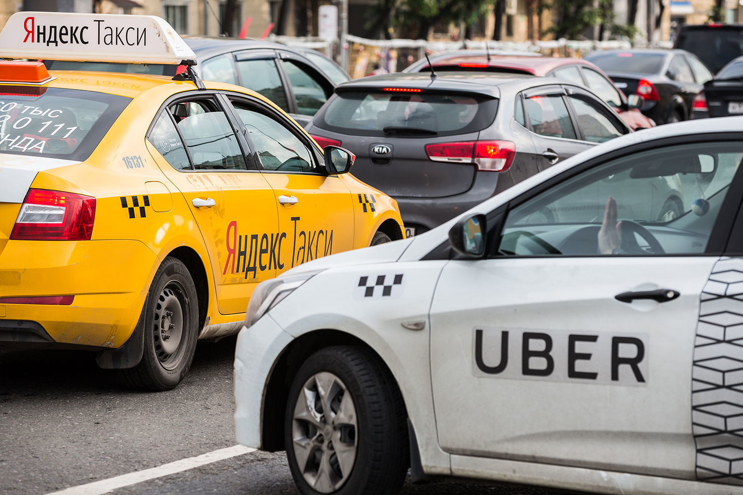 Бизнес вместе, приложения врозь: зачем Uber и «Яндекс.Такси» объединяются
